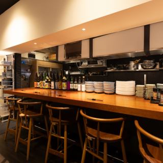 The counter seats have a homey atmosphere and are perfect for solo diners.This is a special seat where even if you're dining alone you won't get bored, as you can enjoy conversation with the staff and watch the food being prepared.Perfect for a drink after work or for a quick change of pace.Why not take a break in a warm and cozy space?