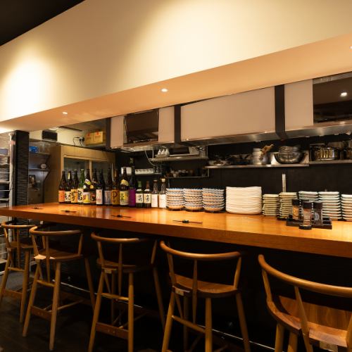 Counter seats are also available for single diners.
