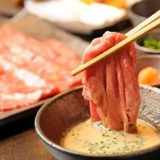◆「西冷牛排涮涮鍋套餐」：在私人私人房間享用入口即化的頂級西冷牛排。 8880日圓（含稅）