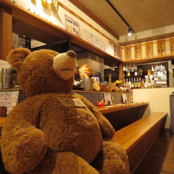 お店を見守っていてくれる立派なスタッフの一員、くまのぬいぐるみと一緒にカウンターでしっぽり飲みませんか？お仕事終わりのサク飲みや飲み足りない時に、お一人様から大歓迎です♪