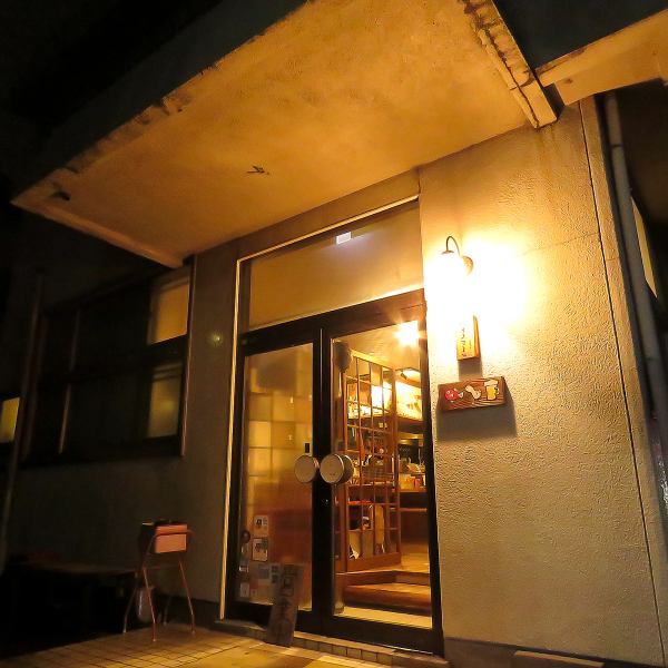 外観だけ見ると飲食店に見えない！？それが大人の隠れ家のようで、とてもお洒落と好評です。お店に入ると温かみのある居心地の良い空間が広がっています。美味しい逸品料理でお酒も進み、つい長居してしまいそう♪
