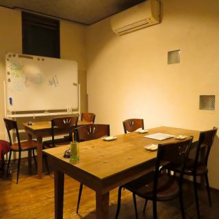 おしゃべりもお食事もお酒も、ゆったり楽しめるテーブル席をご用意しております！ご家族でのお食事や仲間との打ち上げ、会社の歓送迎会や宴会など、様々なシーンでご利用いただけます♪飲み放題付きのお得なコースも各種ご用意しております！お酒の種類が豊富なので、お酒好きの方にもオススメ☆ぜひ皆様でお越しください♪