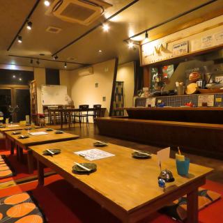 店内を見渡せる座敷は、開放的な雰囲気で居心地バツグン♪くつろぎながらオーナー厳選の海鮮や、こだわりの逸品料理をお召し上がりいただけます！飲み放題付きのコースも各種ございますので、会社の宴会や歓送迎会など、様々なシーンでご利用可能です☆ぜひ皆様で、ワイワイお楽しみください♪