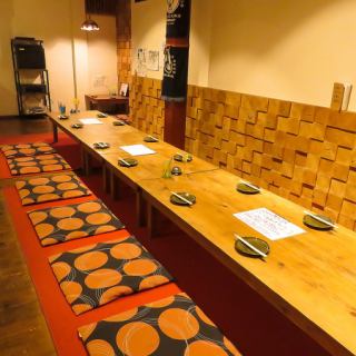 足を伸ばしてくつろげる、人気の座敷もございます♪心も体もリラックスした状態で、厳選した海鮮や逸品料理をお楽しみいただけますよ☆お酒の種類も豊富なので、多種多様なお酒を飲み比べするのもオススメ♪ぜひ広々とした座敷で、素敵なひとときをお過ごしください☆