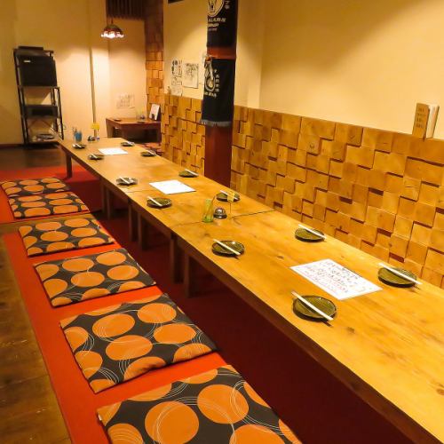 足を伸ばしてくつろげる、人気の座敷もございます♪心も体もリラックスした状態で、厳選した海鮮や逸品料理をお楽しみいただけますよ☆お酒の種類も豊富なので、多種多様なお酒を飲み比べするのもオススメ♪ぜひ広々とした座敷で、素敵なひとときをお過ごしください☆