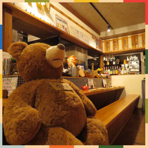 お店を見守っていてくれる立派なスタッフの一員、くまのぬいぐるみと一緒にカウンターでしっぽり飲みませんか?お仕事終わりのサク飲みや飲み足りない時に、お一人様から大歓迎です♪