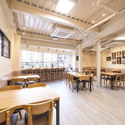 <p>ホワイトと暖かい木目を基調とした店内は、大きな窓があり、開放的な雰囲気です。席と席の間隔もゆったりとっておりますので、周囲を気にすることなくお食事をお楽しみいただけます。</p>