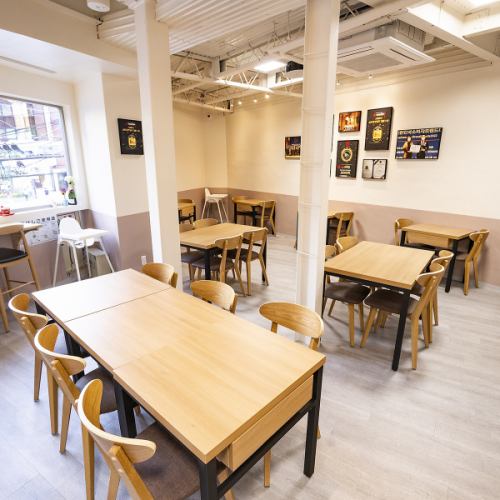 <p>当店では、2名様掛けのテーブルから6名様掛けのテーブルまでさまざまな種類のお席をご用意しております。お子様用の椅子もございますので、ぜひご利用ください！</p>