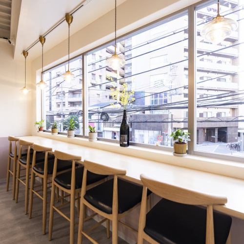 窓際の開放的なお席