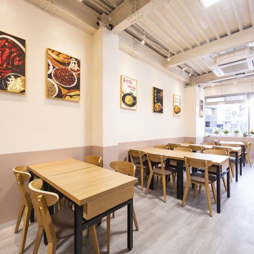 ゆったりした広い店内