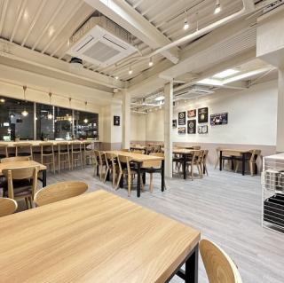 2F:合計43席の大フロアカウンター~6名テーブルまでご用意◎お一人様も大歓迎です。ご友人やご家族様ともランチやお仕事終わりの飲み会の場にも是非◎