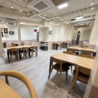 2F:合計43席の大フロアカウンター~6名テーブルまでご用意◎お一人様も大歓迎です。ご友人やご家族様ともランチやお仕事終わりの飲み会の場にも是非◎