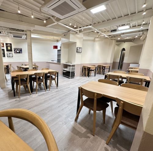 2F:合計43席の大フロアカウンター~6名テーブルまでご用意◎お一人様も大歓迎です。ご友人やご家族様ともランチやお仕事終わりの飲み会の場にも是非◎