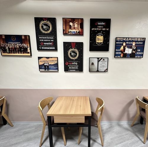 2F:合計43席の大フロアカウンター~6名テーブルまでご用意◎お一人様も大歓迎です。ご友人やご家族様ともランチやお仕事終わりの飲み会の場にも是非◎