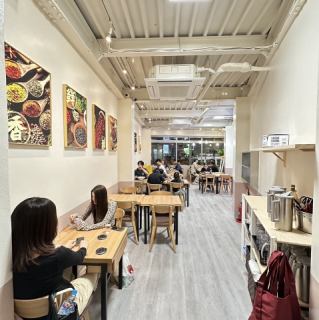 1F:合計30席の大フロア2名テーブル~6名テーブルまでご用意◎お一人様も大歓迎です。ご友人やご家族様ともランチやお仕事終わりの飲み会の場にも是非◎