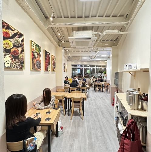 1F:合計30席の大フロア2名テーブル~6名テーブルまでご用意◎お一人様も大歓迎です。ご友人やご家族様ともランチやお仕事終わりの飲み会の場にも是非◎