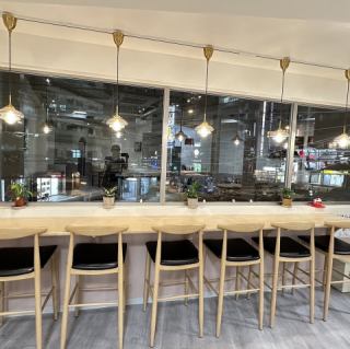 2F:合計43席の大フロアカウンター~6名テーブルまでご用意◎お一人様も大歓迎です。ご友人やご家族様ともランチやお仕事終わりの飲み会の場にも是非◎