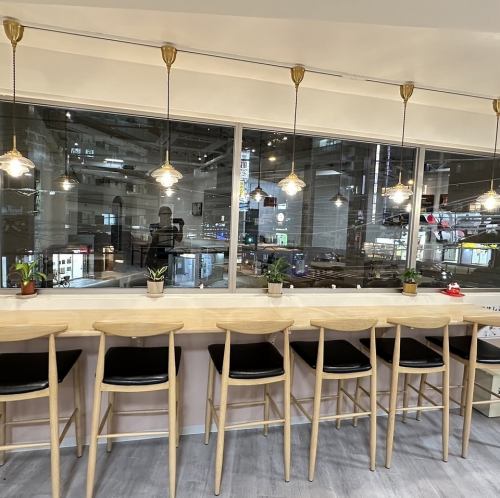 2F:合計43席の大フロアカウンター~6名テーブルまでご用意◎お一人様も大歓迎です。ご友人やご家族様ともランチやお仕事終わりの飲み会の場にも是非◎