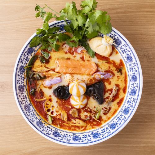 四川料理の代表！じっくり煮込んだ牛骨スープと薬膳が香るマーラータン