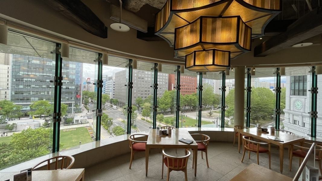 Accommodates up to 12 people♪ Open and airy interior☆Spacious tables and chairs overlooking Sapporo Odori.Ideal for drinking parties and banquets with friends.[Rausu: for 2 to 12 people]