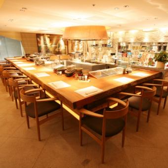 [Counter] Counter seats where you can enjoy the live cooking of our chefs. You can watch your food being prepared and look forward to waiting for it to be served.A Japanese izakaya that is also perfect for solo drinking.