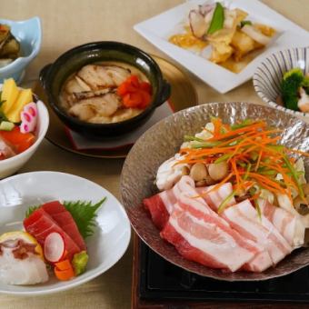 仅含食物/不含饮料标准套餐如月宴会包含北海道猪肉咸菜和曲火锅等 7 道菜