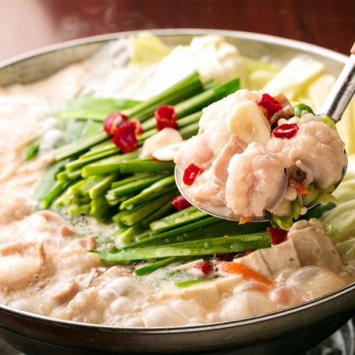 [Hakata Motsu Nabe] The sweet fat of the jiggly giblets that fills your mouth is exceptional! Perfect for the cold season♪