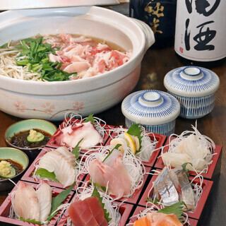 30 types of local sake served in a wooden box with all-you-can-drink.A luxurious course centered around 9 kinds of fresh local fish sashimi, 5,500 yen (tax included)