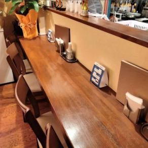 カウンターは4席ご用意しております。お仕事帰りのお食事やサク飲み、カップルやご友人とのお食事に最適です。店内は明るく開放的でお一人様でもご利用いただきやすい店内を意識しております。店主の振舞う創作料理と共に、美味しいお酒をお召し上がりください。