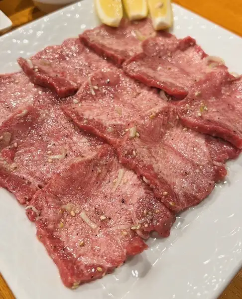 絶品のやみつき【特上タン塩】でまずは1杯!