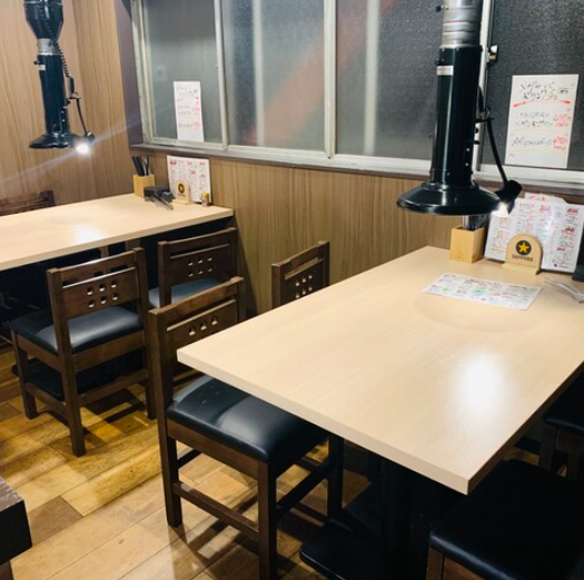 【テーブル席】3～4名様でご利用頂けるテーブル席をご用意しております！ご家族連れやちょっとしたお友達や同僚とのご宴会に！マッチョも安心してゆったりお座りいただけるスペースとなっております☆ぜひこちらもご利用下さい♪