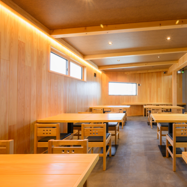 木の素材感を生かした広々とした店内は、温もりと清潔感を兼ね備えた空間。テーブル同士の間隔もゆったり設けており、ご家族連れやグループでも安心して食事を楽しめます。落ち着いた雰囲気で、ゆっくりとお過ごしいただけます。