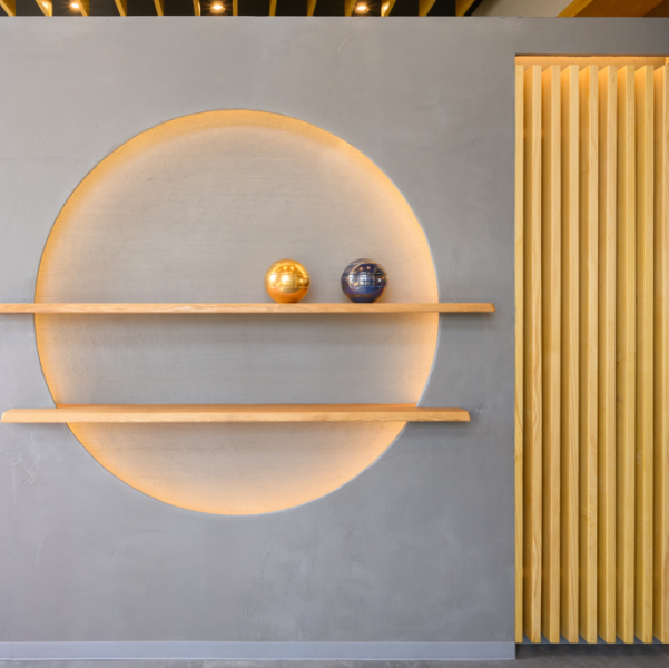 和モダンを基調とした洗練された内観が、来店時から特別感を演出。曲線を取り入れたデザインと間接照明が調和し、落ち着きのある空間に仕上げています。非日常を感じながら、上質な食事時間を楽しめます。