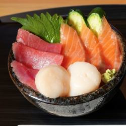 サーモン マグロ ホタテ丼