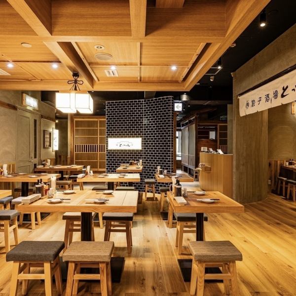 【五反田駅徒歩1分★】飲み放題付きコース2500円~。飲み放題555円~!!空間よし、味良し、ドリンク早い!そんなお店を全員で目指しています!五反田駅での女子会、合コン、会社宴会、仲間との飲み会は餃子酒場 肉汁とっつぁん五反田店にお任せ◎海鮮、餃子、肉料理など豊富に揃えております!