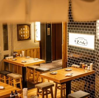 大人シックな雰囲気と大衆酒場感を掛け合わせた居心地の良いオープンテーブル!