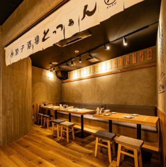 2フロアに屋根裏スペースまである広々空間◎デートや女子会にもピッタリのソファー席も多数ございます!