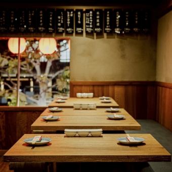 大人シックな雰囲気と大衆酒場感を掛け合わせた居心地の良いオープンテーブル！