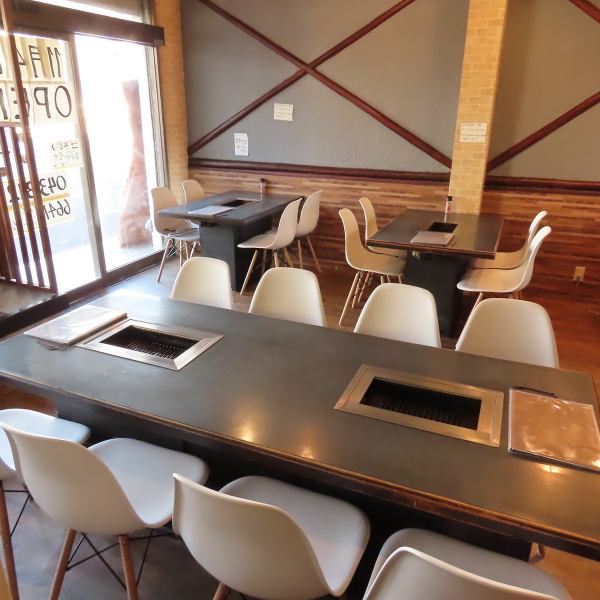 【テーブル席で宴会に最適な空間】会社の宴会や仲間うちの集まりに。テーブル席は最大16名規模で利用可能。ワイワイ楽しく焼肉を囲んで、大人数で盛り上がるのに最適です。