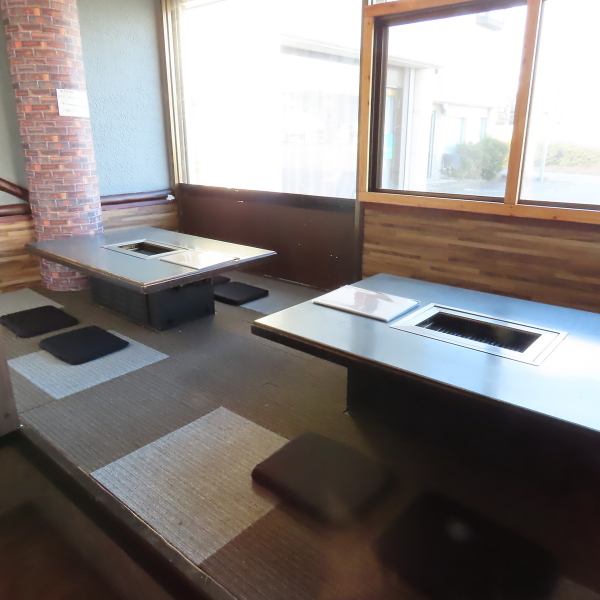 【座敷で家族や少人数の集まりにぴったり】2名から8名まで対応可能な座敷は、ご家族でのお食事や気の合う仲間との食事に最適。靴を脱いでくつろげるので、小さなお子さま連れにも安心です。