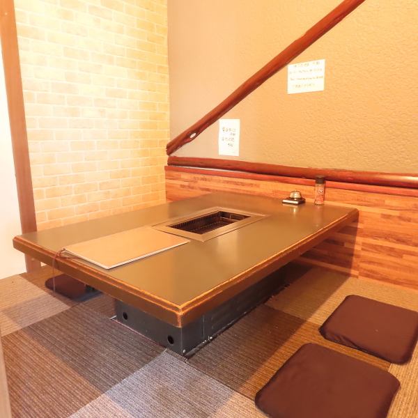 【個室でプライベートな焼肉時間を】仕事の付き合いやご家族での利用には、周りを気にせず落ち着ける個室がおすすめ。静かな空間で、じっくり焼肉と会話を楽しめます。