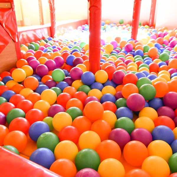 [Restaurant with large playground equipment for children to enjoy ☆] There is a kids' space inside the store and we are creating a space where adults and children can relax and enjoy ♪ Large playground equipment with a ball pool and kitchen and toys for play house meals A space that can be enjoyed by finished children.