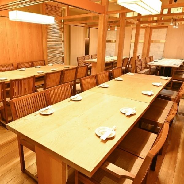 Private rooms are also available for groups! The stylish and modern Japanese space with the warmth of the wood grain can be used for a wide range of occasions, from private drinking parties to company banquets.