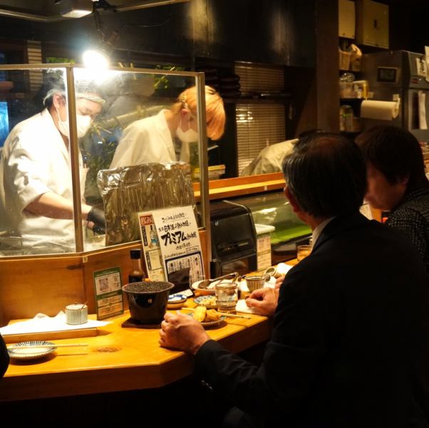 【カウンター席】キッチンのライブ感が味わえるお席。カウンターー限定メニューもお見逃しなく！デートや女子会、サク飲みにも◎