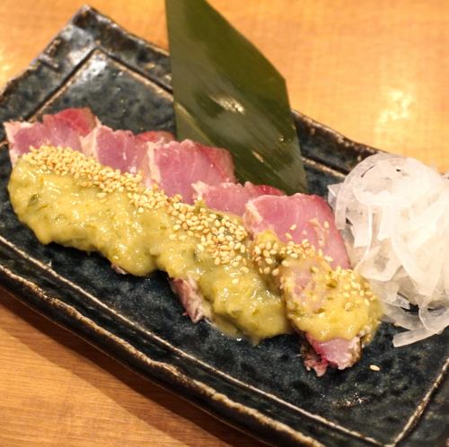 Straw-grilled winter yellowtail with garlic and vinegar miso