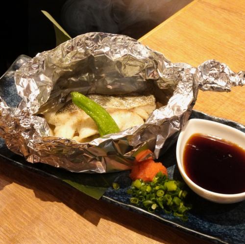 用錫箔紙包裹的鱈魚和魚精烤製而成