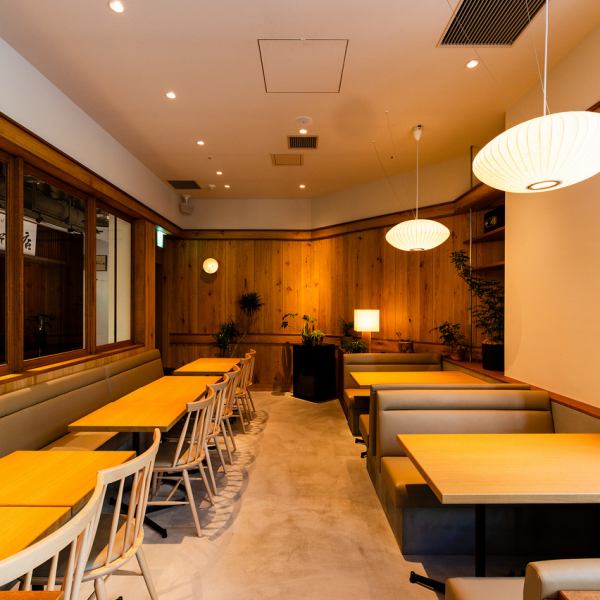 テラス席からは美しい豊洲の夜景を楽しむことができ、特別なひとときを演出します。ペット同伴も歓迎しており、大切な家族の一員と一緒にリラックスした食事を楽しめます。心地よい風を感じながら、夜景を眺めつつ、愛するペットとともに素晴らしい時間をお過ごしください。特別な思い出を共有できる場所です。