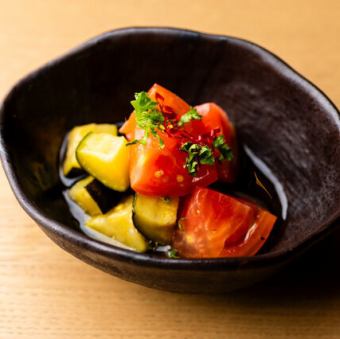 トマトと彩野菜の冷製アヒージョ