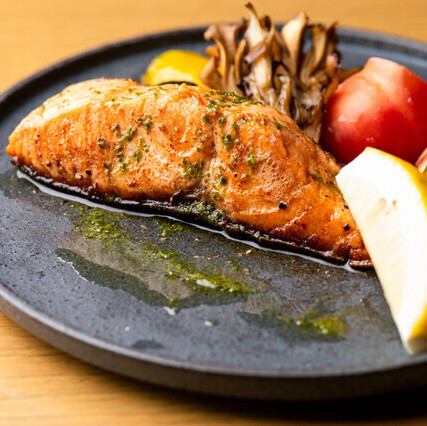 サーモンのムニエル バジルソース