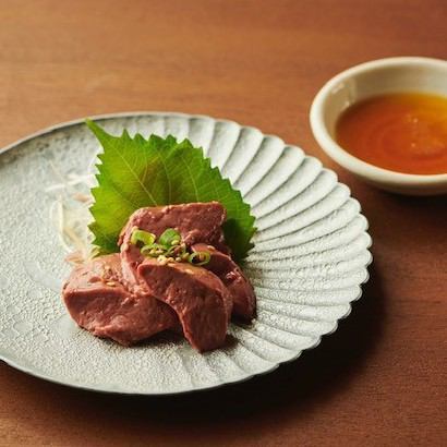 [精美的生魚片]我們提供融化的白肝（低溫烹飪）和當地雞肉的tataki。